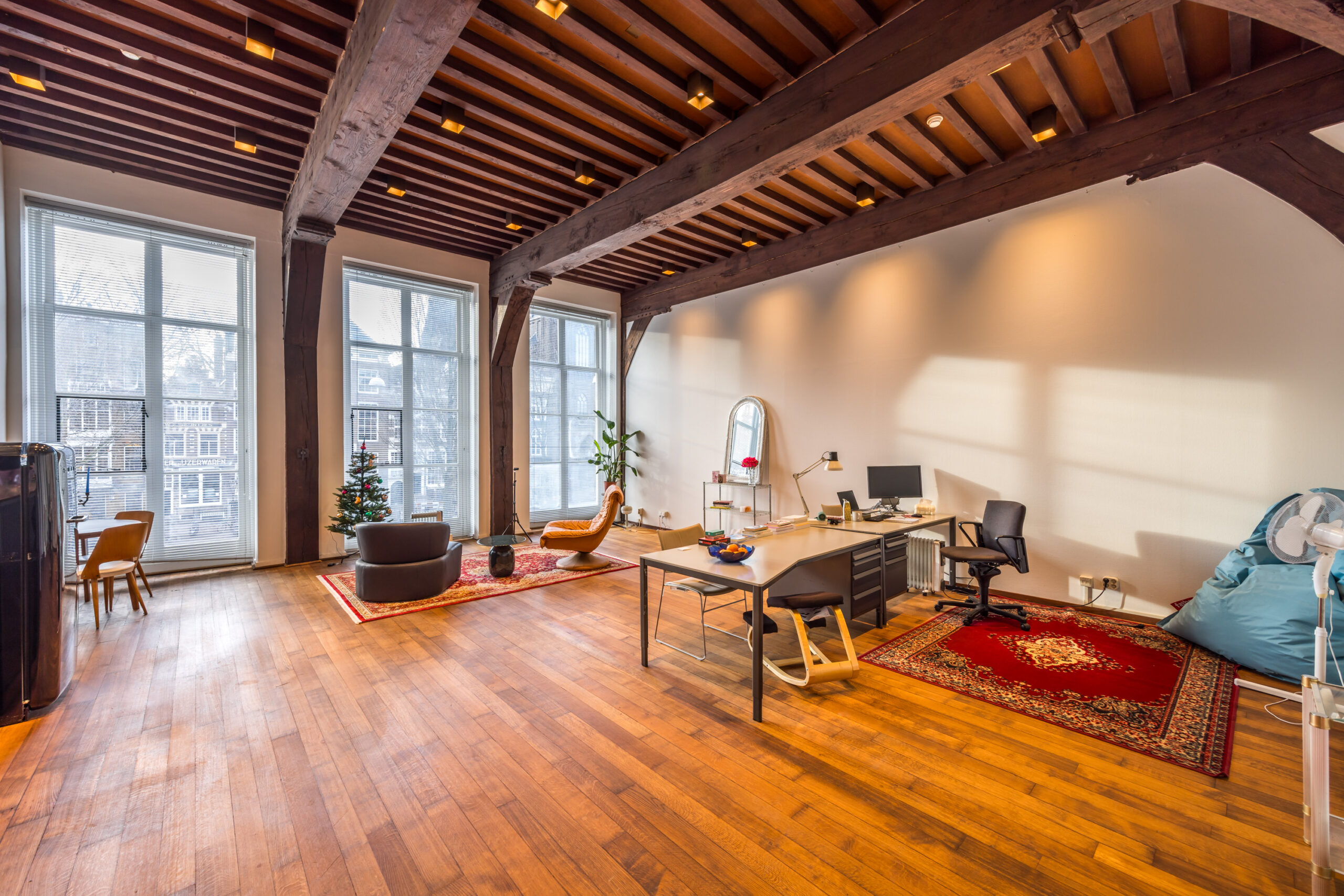 Antikraak werkplekken in voormalig UvA bibliotheekgebouw aan de Singel 425 in Amsterdam