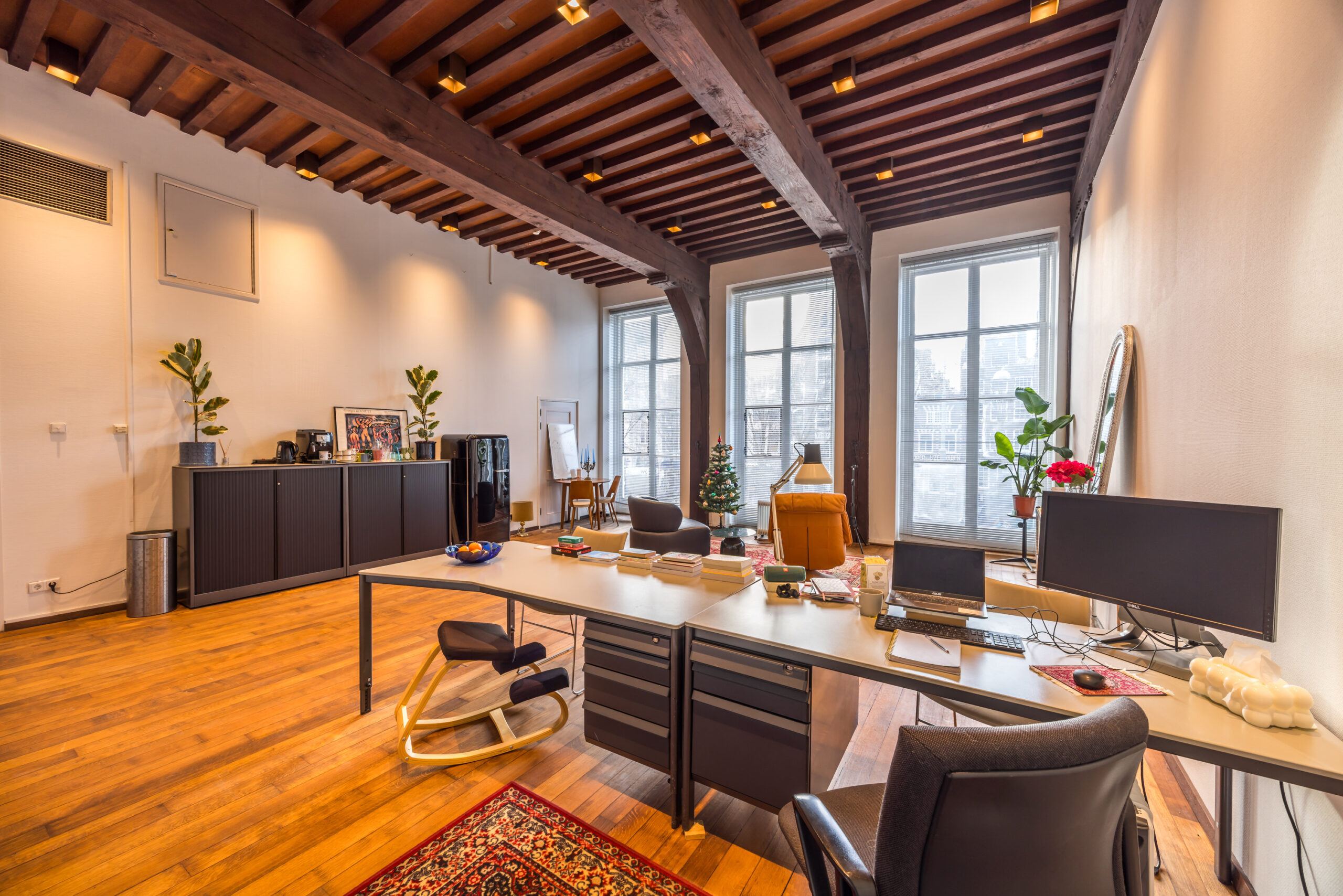 Antikraak werkplekken in voormalig UvA bibliotheekgebouw aan de Singel 425 in Amsterdam