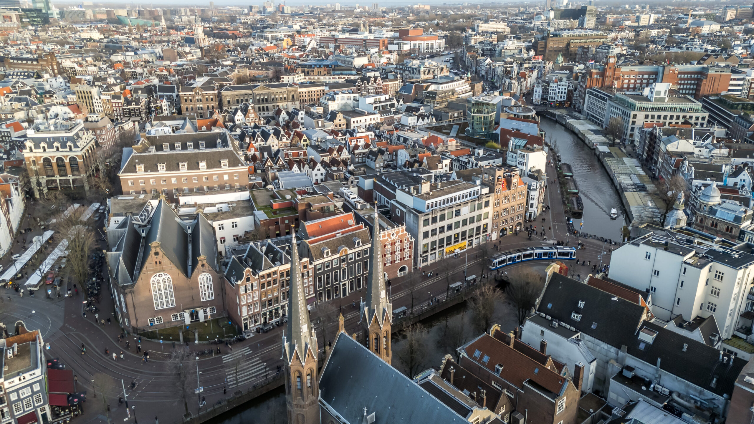 Antikraak werkplekken in voormalig UvA bibliotheekgebouw aan de Singel 425 in Amsterdam