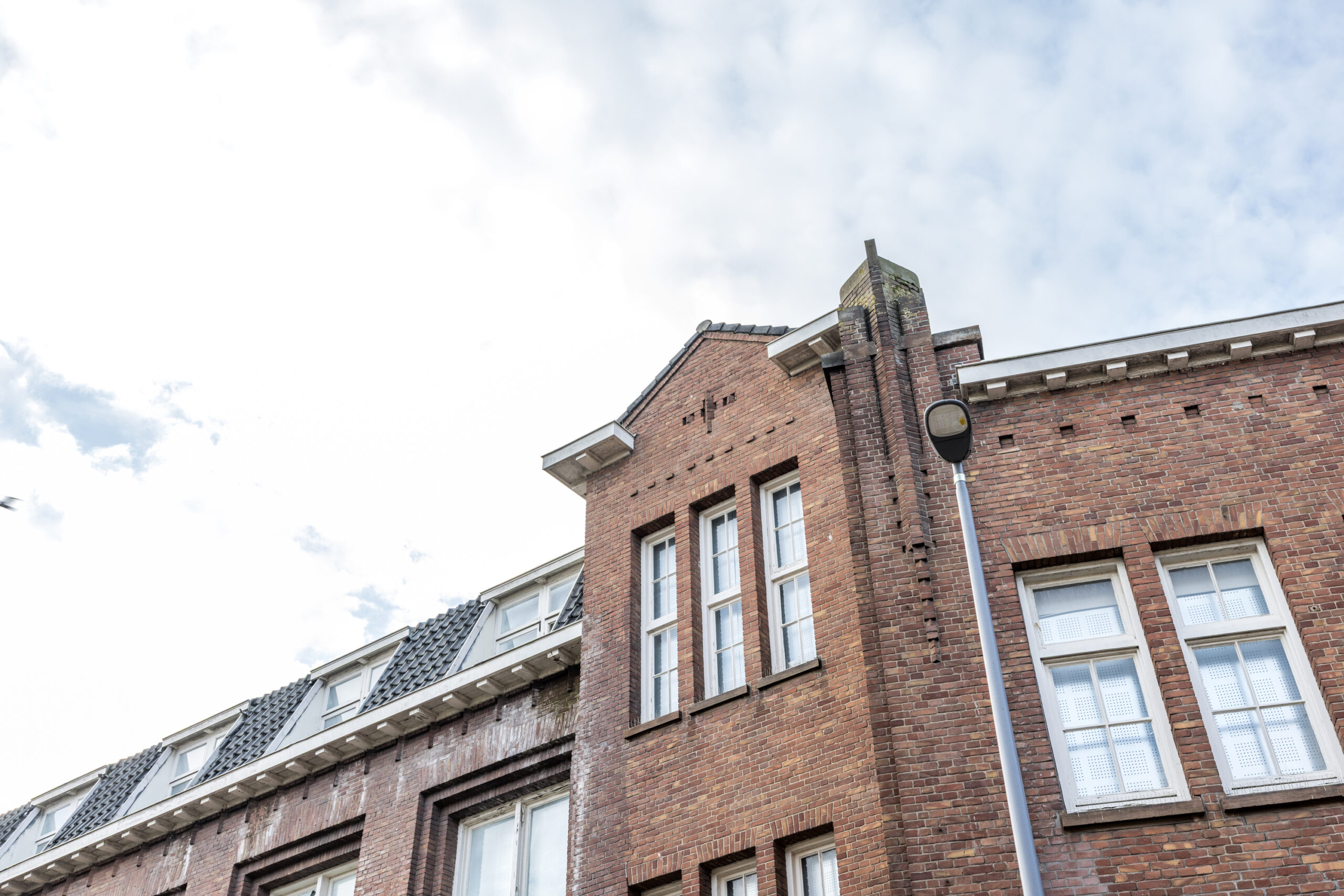 Voormalige school aan de Rauwenhoffstraat 39-41 in Rotterdam is een historisch gebouw uit de jaren 1920 dat oorspronkelijk deel uitmaakte van een school.