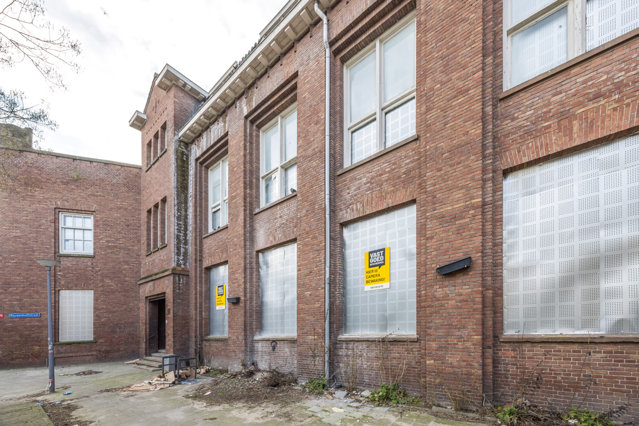 Voormalige school aan de Rauwenhoffstraat 39-41 in Rotterdam is een historisch gebouw uit de jaren 1920 dat oorspronkelijk deel uitmaakte van een school.