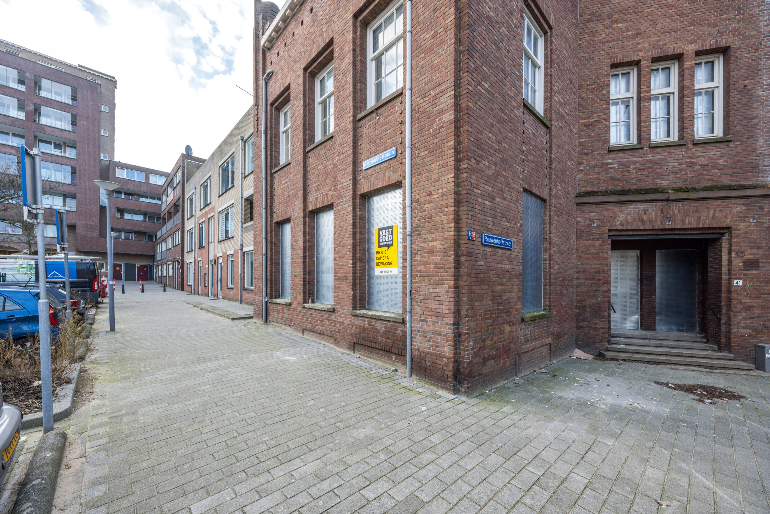 Voormalige school aan de Rauwenhoffstraat 39-41 in Rotterdam is een historisch gebouw uit de jaren 1920 dat oorspronkelijk deel uitmaakte van een school.