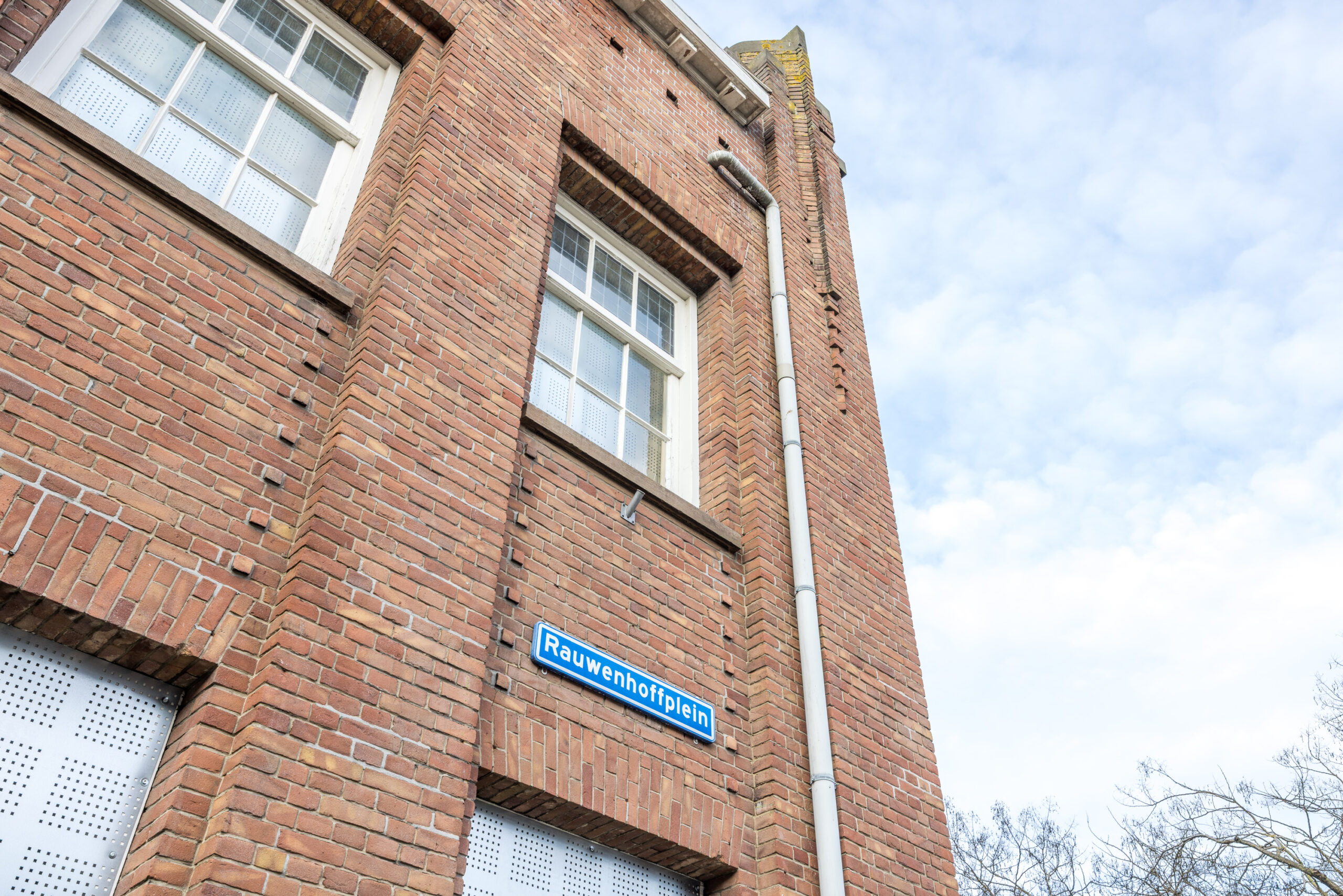 Voormalige school aan de Rauwenhoffstraat 39-41 in Rotterdam is een historisch gebouw uit de jaren 1920 dat oorspronkelijk deel uitmaakte van een school.